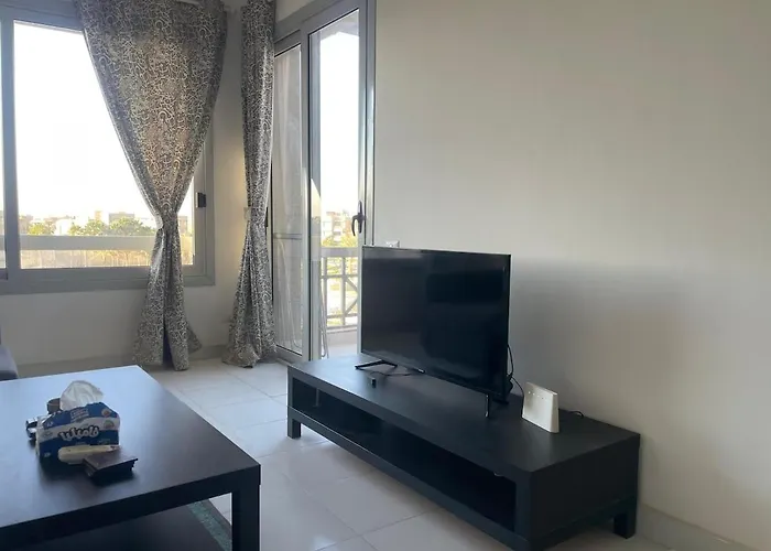 Cozy 1br Einbay With Stunning Pool Views شقة