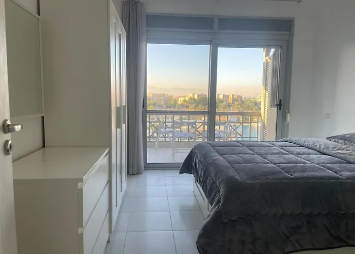 Cozy 1br Einbay With Stunning Pool Views شقة