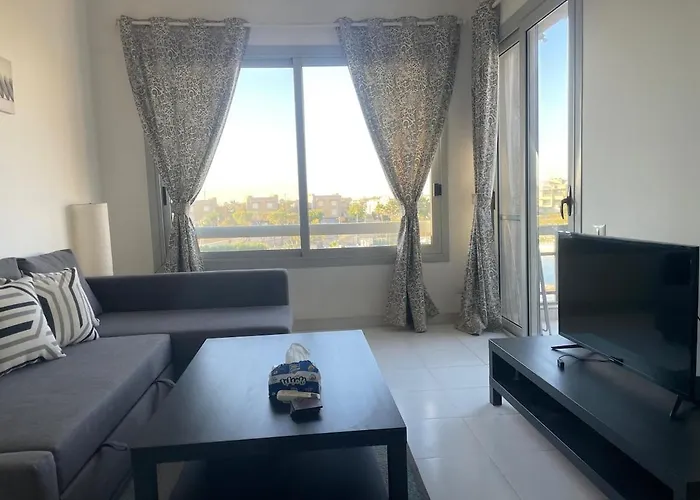 Cozy 1br Einbay With Stunning Pool Views شقة عين السخنة