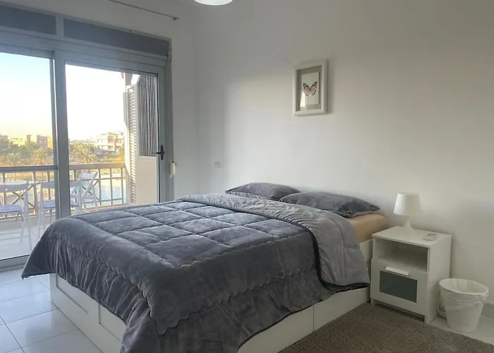 Cozy 1br Einbay With Stunning Pool Views