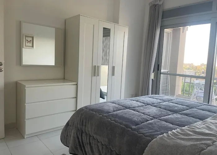 Cozy 1br Einbay With Stunning Pool Views *